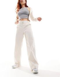 Nike - Vævede bukser med høj talje og lille Swoosh-logo i lys beige på tilbud til 449,97 kr. hos Asos