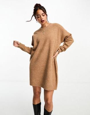 ASOS DESIGN - Strikket sweater-minikjole med rund hals i kamelbrun på tilbud til 207,2 kr. hos Asos