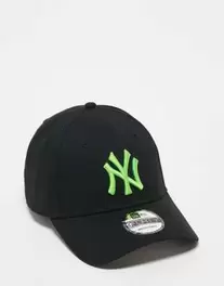 New Era - NY Yankees 9FORTY - Sort og neonfarvet kasket på tilbud til 239 kr. hos Asos