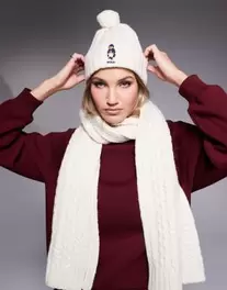 Polo Ralph Lauren - Beige hue i kabelstrik med kvast og bamselogo på tilbud til 799 kr. hos Asos