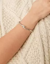 DesignB London - Sølvfarvet armbånd i tyndt, smeltet design på tilbud til 109 kr. hos Asos