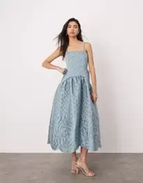 ASOS EDITION - Skiferblå quiltet cami-midikjole med broderi og lavtsiddende talje på tilbud til 1364 kr. hos Asos