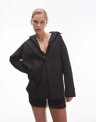 Topshop - Sort, oversized og nålestribet skjorte på tilbud til 382 kr. hos Asos