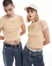 Calvin Klein Jeans - Beige baby-t-shirt med ringerdetaljer - Kun hos ASOS på tilbud til 114 kr. hos Asos