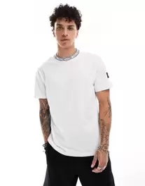 Calvin Klein - Hvid T-shirt med krave med logobånd og mærke på siden på tilbud til 210 kr. hos Asos