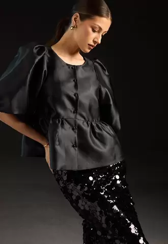 Puff Sleeve Peplum Satin Blouse på tilbud til 649 kr. hos Bubbleroom