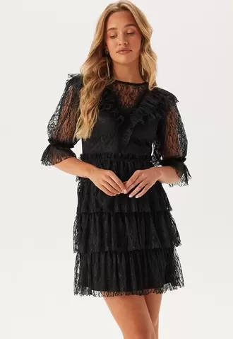 Lace Frill Puff Sleeve Dress på tilbud til 899 kr. hos Bubbleroom