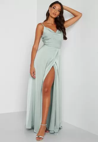 Waterfall High Slit Satin Gown på tilbud til 999 kr. hos Bubbleroom