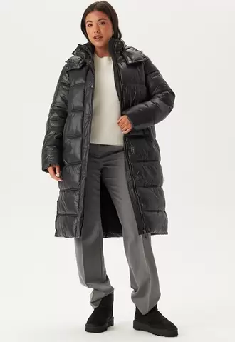 Semi Shiny Long Padded Jacket på tilbud til 749 kr. hos Bubbleroom