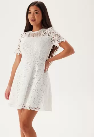 Crochet Lace short dress på tilbud til 999 kr. hos Bubbleroom