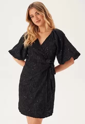 Objfara Re 2/4 Wrap Dress på tilbud til 799 kr. hos Bubbleroom