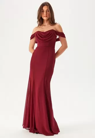 Chiffon Off Shoulder Maxi Dress på tilbud til 1299 kr. hos Bubbleroom