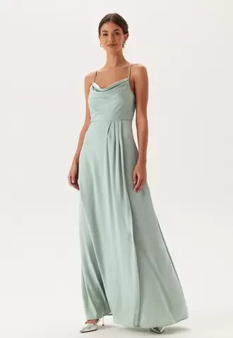 Waterfall Slit Satin Gown på tilbud til 999 kr. hos Bubbleroom