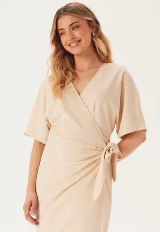 Soft Kimono Sleeve Dress på tilbud til 599 kr. hos Bubbleroom