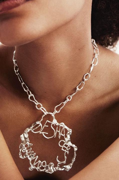 New collection Zalio silver plated message necklace på tilbud til 1399 kr. hos Desigual