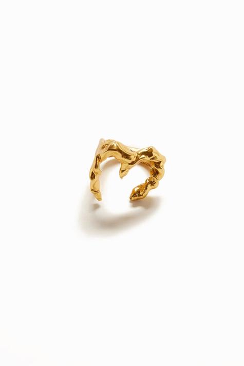 New collection Zalio gold plated letter M ring på tilbud til 1099 kr. hos Desigual