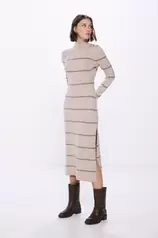 Midi knit dress with shoulder buttons på tilbud til 32,99 kr. hos Springfield