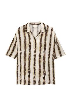 Stribet, kortærmet, batikfarvet skjorte på tilbud til 199 kr. hos Pull & Bear