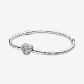 Pandora Moments Sparkling Heart Clasp Slangekædearmbånd på tilbud til 599 kr. hos Pandora