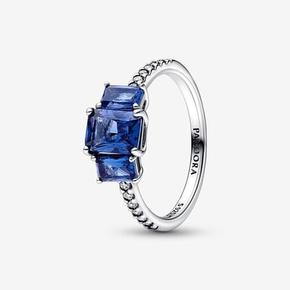 Blå Rektangulære Tre Sten Funklende Ring på tilbud til 749 kr. hos Pandora