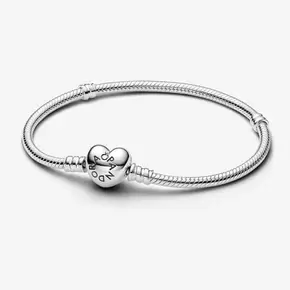 Pandora Moments Heart Clasp Slangekædearmbånd på tilbud til 449 kr. hos Pandora