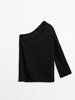 Off-the-shoulder asymmetric knit sweater på tilbud til 999 kr. hos Massimo Dutti