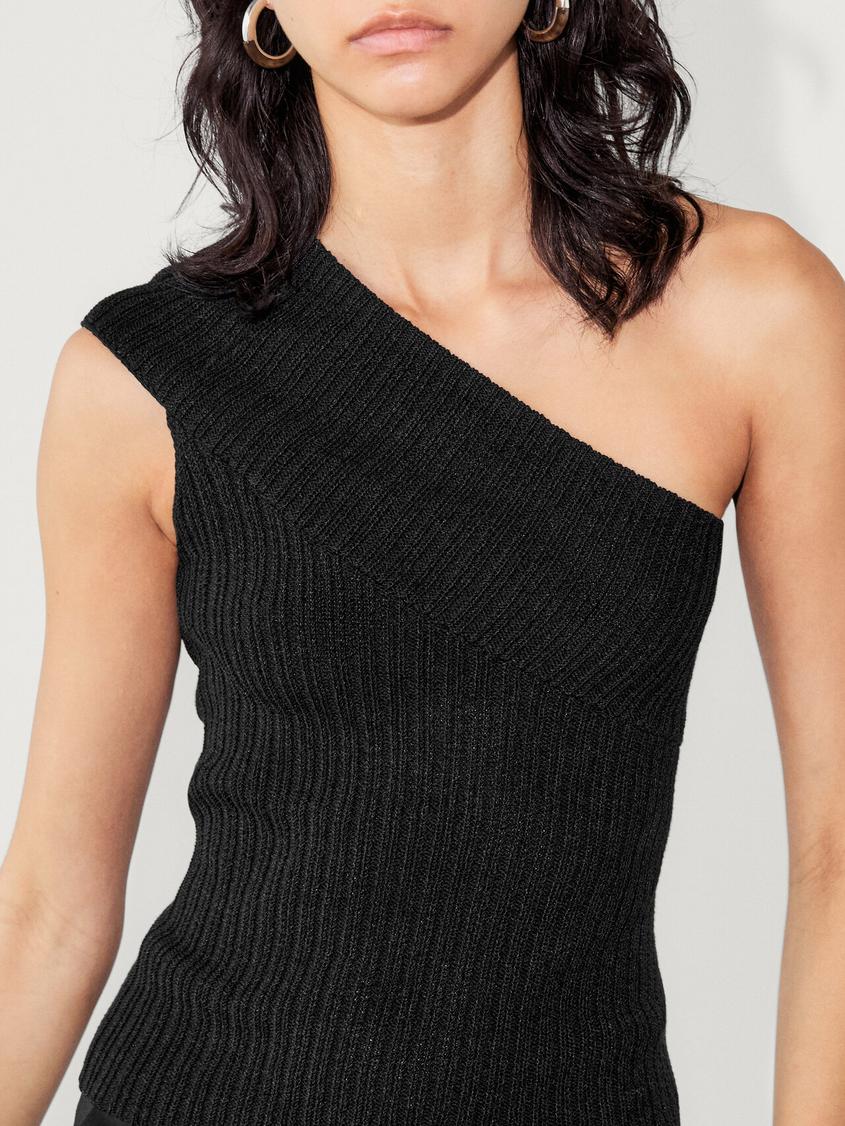 Asymmetric ribbed knit top på tilbud til 499 kr. hos Massimo Dutti