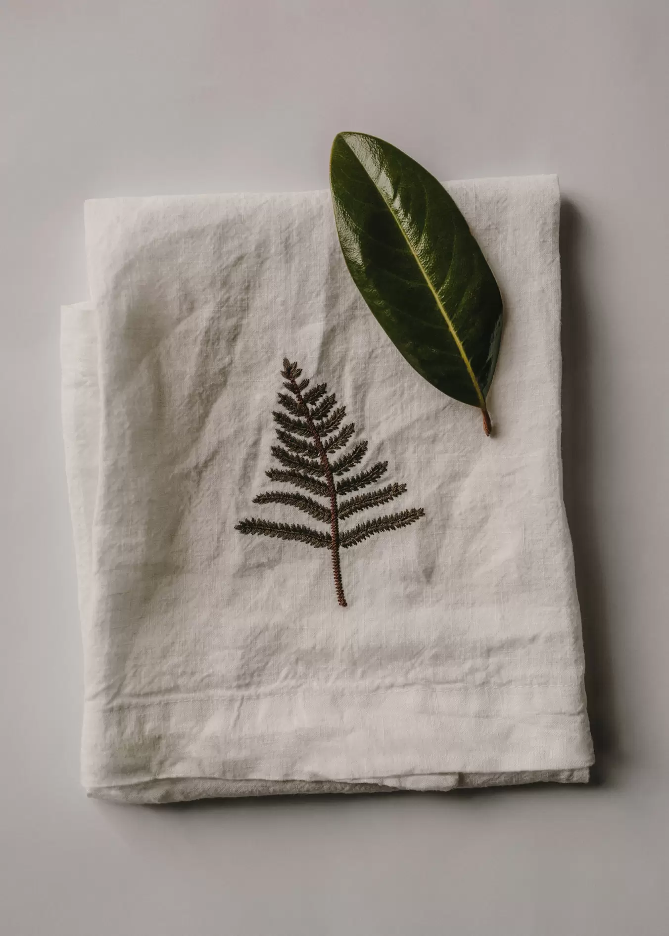 Linen Kitchen Towel with Tree Detail på tilbud til 129 kr. hos Mango